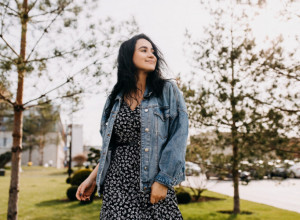 Teksas JAKNA je najpoželjnija ovog PROLEĆA: Ovi MODELE nose trendseterke, idealne su za dnevnu varijantu, ali i za izlazak u GRAD