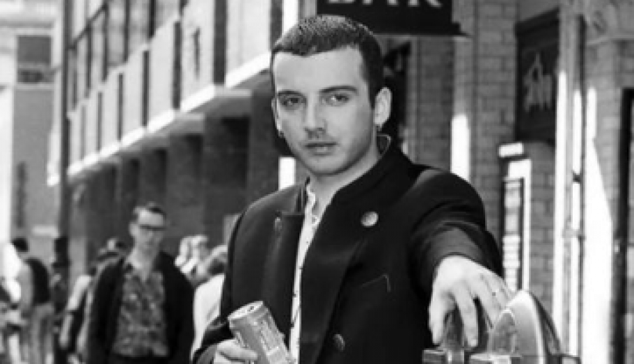 Da li prepoznajete pevača sa FOTOGRAFIJE? Svi pevate njegove hitove, on je velika BALKANSKA zvezda, a evo o kome je reč