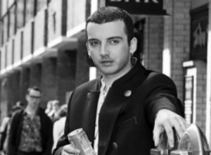 Da li prepoznajete pevača sa FOTOGRAFIJE? Svi pevate njegove hitove, on je velika BALKANSKA zvezda, a evo o kome je reč