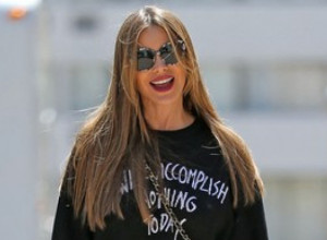 Sofija Vergara kod kuće ZABORAVILA pantalone: Napravila "nespojiv" modni bum, duks sa čizmama na štiklu, u njenom slučaju izgleda STILIZOVANO