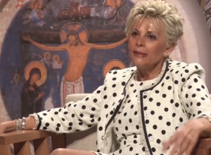 Najbogatija Srpkinja na svetu stigla u Beograd: Pala u zagraljaj duplo mlađem muškarcu, on oženjen, a žena mu poznata