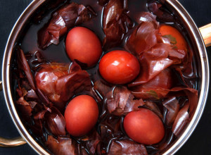 Zbog jedne sitnice znaju da pucaju; U vodu dodajte ovu namirnicu i dobićete jaja savršena za ukrašavanje i ljuštenje