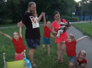Natalija je rodila OSMORO dece: Odlučila je da NE IDU u školu, obrazuje ih kod kuće, a deca postižu NEVIĐENE rezultate