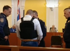 POČELO SUĐENJE ZA UBISTVO NA PAGU: Ubica Škaljarca doveden u panciru (VIDEO)