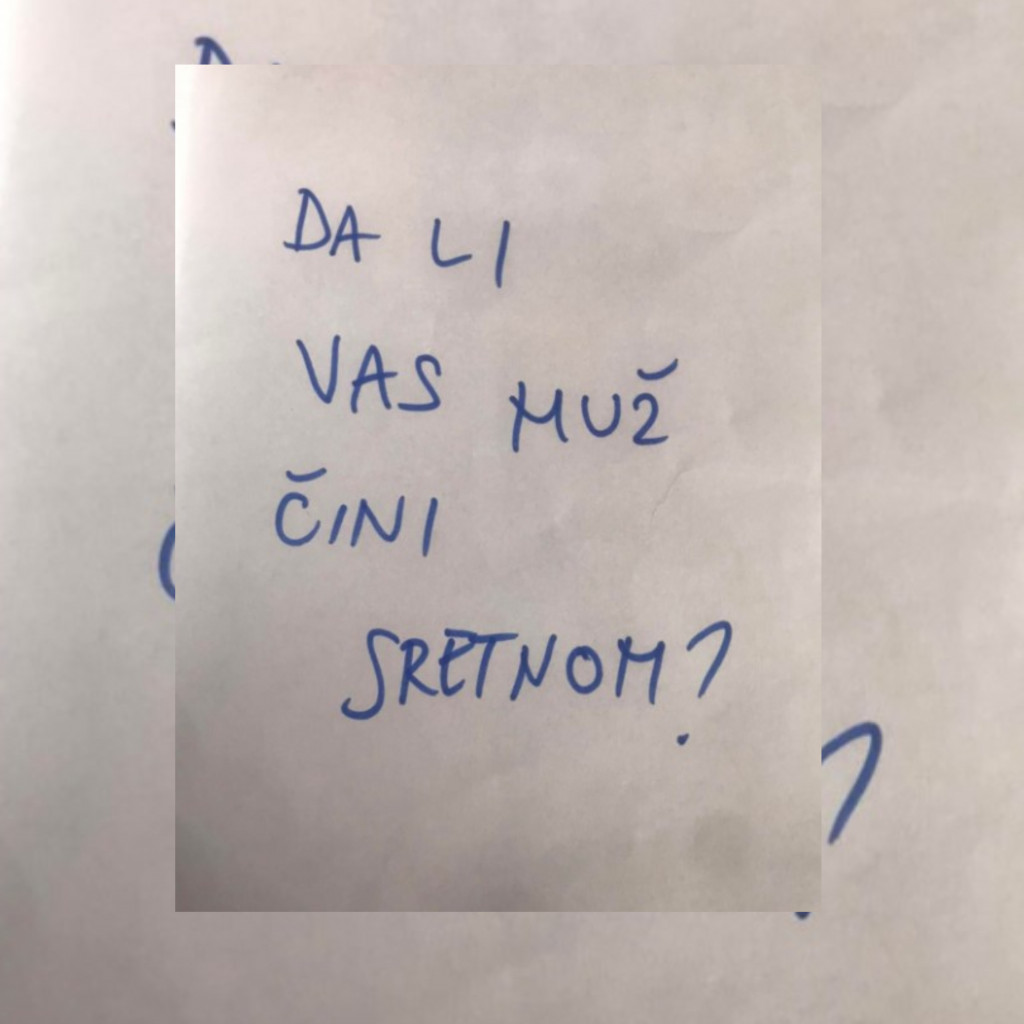 Gospođu su pitali da li je MUŽ čini srećnom: Pa se ispostavilo da je KRALJICA crnog humora