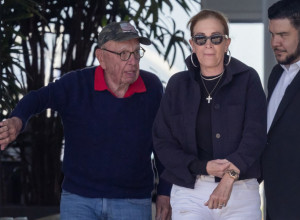 MILIJARDER (92) i dalje lomi SRCA ženama: Ostavio je 26 godina mlađu verenicu, a OVO je bizaran razlog!