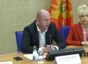 PREKINUTA SEDNICA ZBOG KAŠNJENA ABAZOVIĆA Knežević: "Da vidimo da ga nisu zarobili u Pećkoj patrijaršiji, da se nije možda zamonašio"(VIDEO)