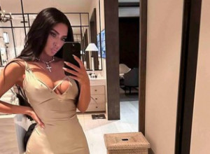 "E sad si PRETERALA, gde ti je SREDNJI prst?": Kim Kardašijan toliko isforsirala FOTOŠOP da sad izgleda kao vanzemaljac