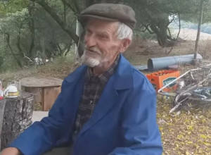 DEDA LJUBE UPUCAO RAZBOJNIKE KOJI SU MU UPALI U KUĆU: Bezdušno satima tukli ženu i njega, ali uspeo da se DOČEPA PUŠKE (VIDEO)