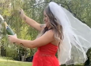 Ovako se proslavlja RAZVOD: Amerikanka napravila feštu, palila stare STVARI, pa sve OBJAVILA (VIDEO)