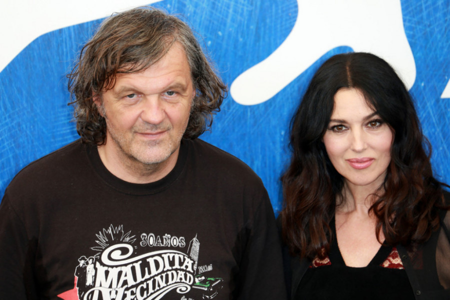 Ozbiljno odelo, sako i kravata: Monika Beluči u do sada NEVIĐENOM izdanju, seksepil izbija ispod "muških" komada odeće