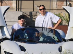 Podigli prašinu i zaustavili SAOBRAĆAJ: Zlatan Ibrahimović i njegova supruga Helena UHVAĆENI u besnom Ferariju, jedan detalj je privukao pažnju