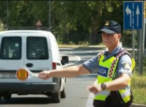 "DOBROVEČE MAJMUNČE" Pijana žena uhapšena nakon što je omalovažavala policijskog službenika