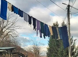 OVO POSTOJI SAMO U BIJELOM POLJU: Suše veš na 250 volti struje (FOTO)