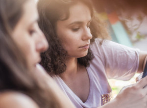 Zbog poruka koje je dobijala rešila je da se UBIJE: Onog dana kada je konačno donela ODLUKU, saznala je jezivu ISTINU, evo koje stajao iza svega