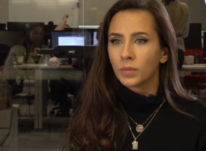 Glumica Ivana Dudić postaje IKONA stila: Kombinacija joj je istakla SVAKU oblinu, a za ovim PANTALONAMA Srpkinje lude jer su HIT sezone!