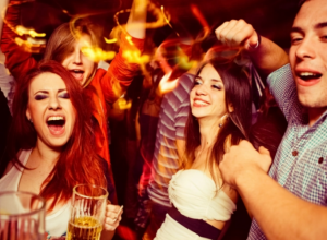 Primetila sam da mi je dečko sipao nešto u piće: Zamenila sam čaše i posle par minuta shvatila šta je želeo da mi uradi