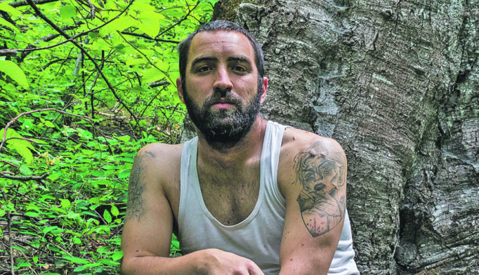 ĐUVEGIJA IŠTE MLADU On da rinta, ona da uživa! Milan Vasiljević (31) iz Beograda, koji je napustio velegrad i sam živi u selu Šatra, traži nevestu