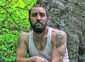 ĐUVEGIJA IŠTE MLADU On da rinta, ona da uživa! Milan Vasiljević (31) iz Beograda, koji je napustio velegrad i sam živi u selu Šatra, traži nevestu