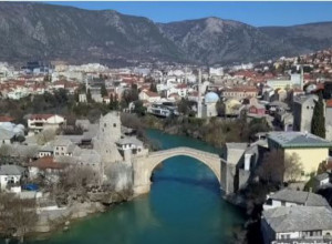 BEOGRAĐANI NAPADNUTI U MOSTARU: Mladića gurnuli niz stepenice zbog natpisa „Zemun“