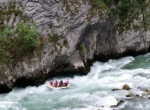 DRAMATIČNE SCENE SA REKE LIM: Devojku izbacila voda, pa je zakačila za granje