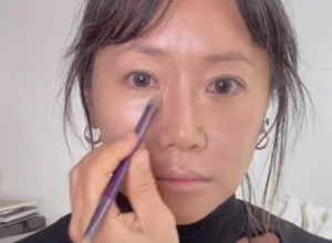 Tri šminkerska trika koja otklanjaju godine: TikTok trend koji je zaludeo žene široms sveta!
