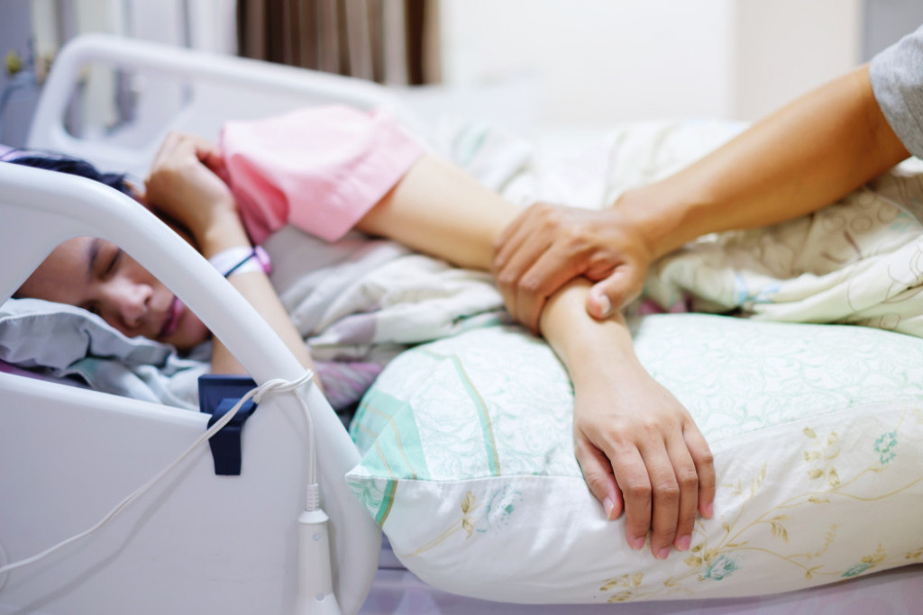 Zbog leka počela da gori iznutra: Jeziva ispovest učiteljice koja se probudila se sa osipom oko očiju, koji je eksplodirao u  borbu za život