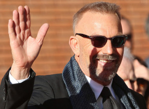 Kevinu Kostneru je srce "potpuno slomljeno": Supruga čuvenog glumca je podnela zahtev za razvod braka posle 23 godine!