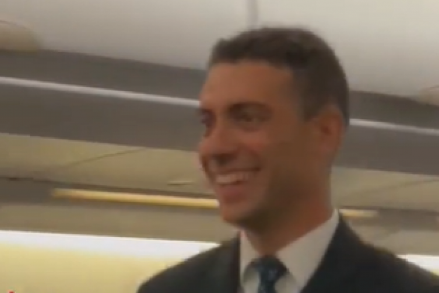Da li je on najzgodniji STJUARD na svetu? Putnice se raspamete kad ga vide
