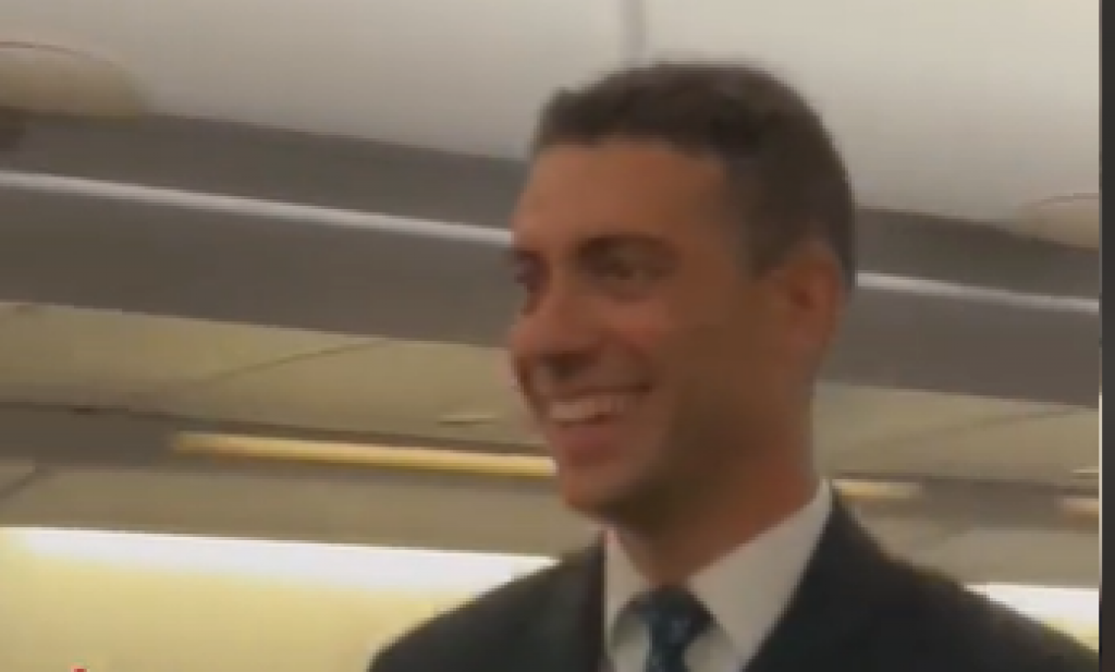 Da li je on najzgodniji STJUARD na svetu? Putnice se raspamete kad ga vide