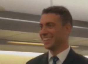Da li je on najzgodniji STJUARD na svetu? Putnice se raspamete kad ga vide