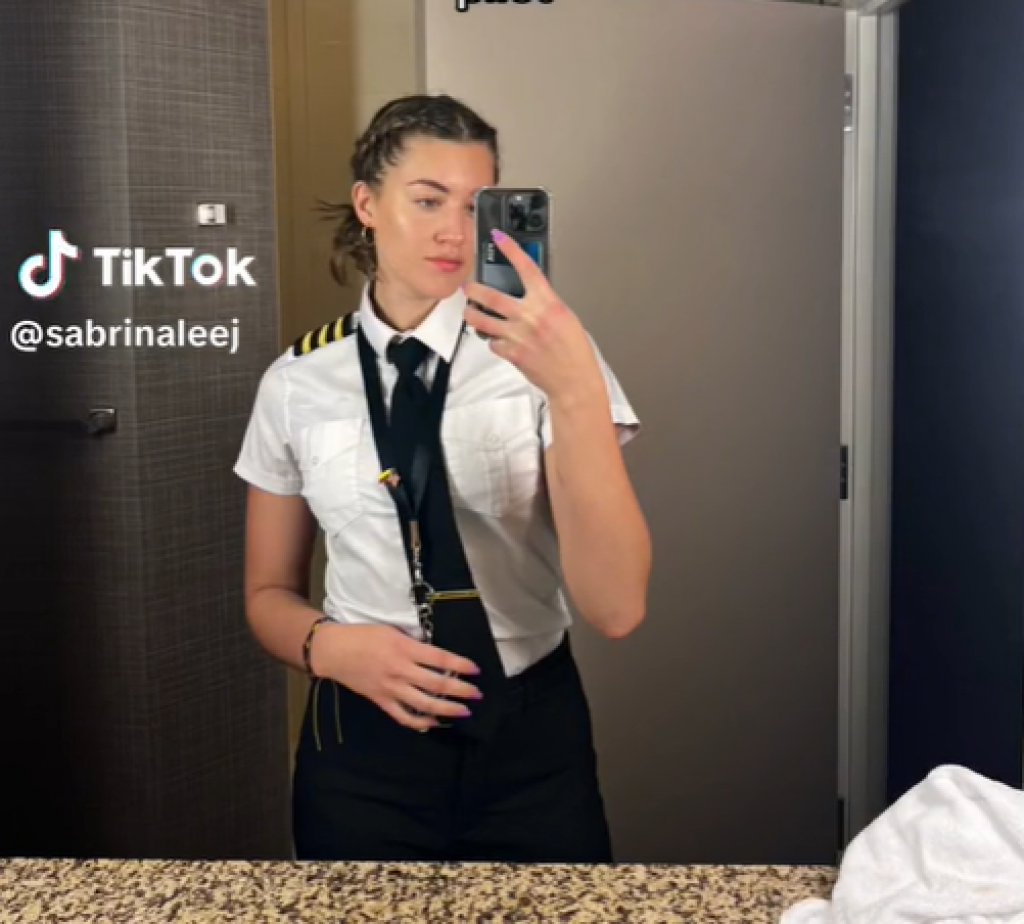 Lepa Sabrina je uzor drugim ženama: Kada kroči u avion svi misle da je stjuardesa, ali varaju se!