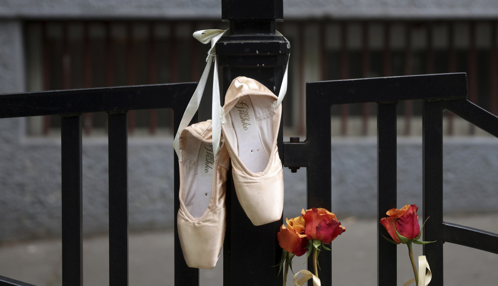 Sutra bi bila BALERINA, danas je više NEMA: Baletanke okačene o KLIN, slika jednog nedosanjanog sna