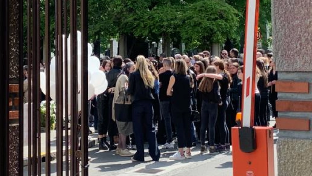 Da li treba voditi decu na sahranu i koliko TRAUMU to može da izazove kod njih? Sveštenik i psihijatar daju jasan odgovor