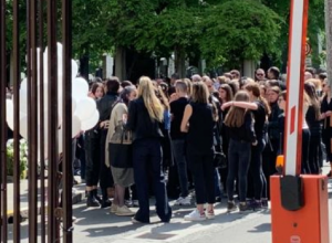 Da li treba voditi decu na sahranu i koliko TRAUMU to može da izazove kod njih? Sveštenik i psihijatar daju jasan odgovor