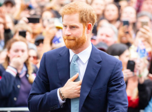 U bukvalnom smislu je u senci: Princ Hari doživeo istu sudbinu kao Megan na sahrani kraljice Elizabete