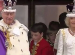 Heriju je trebao zagrljaj: Krunisan Čarls koji je 7 decenija čekao u redu za presto, ali jedan detalj svima para oči (VIDEO)