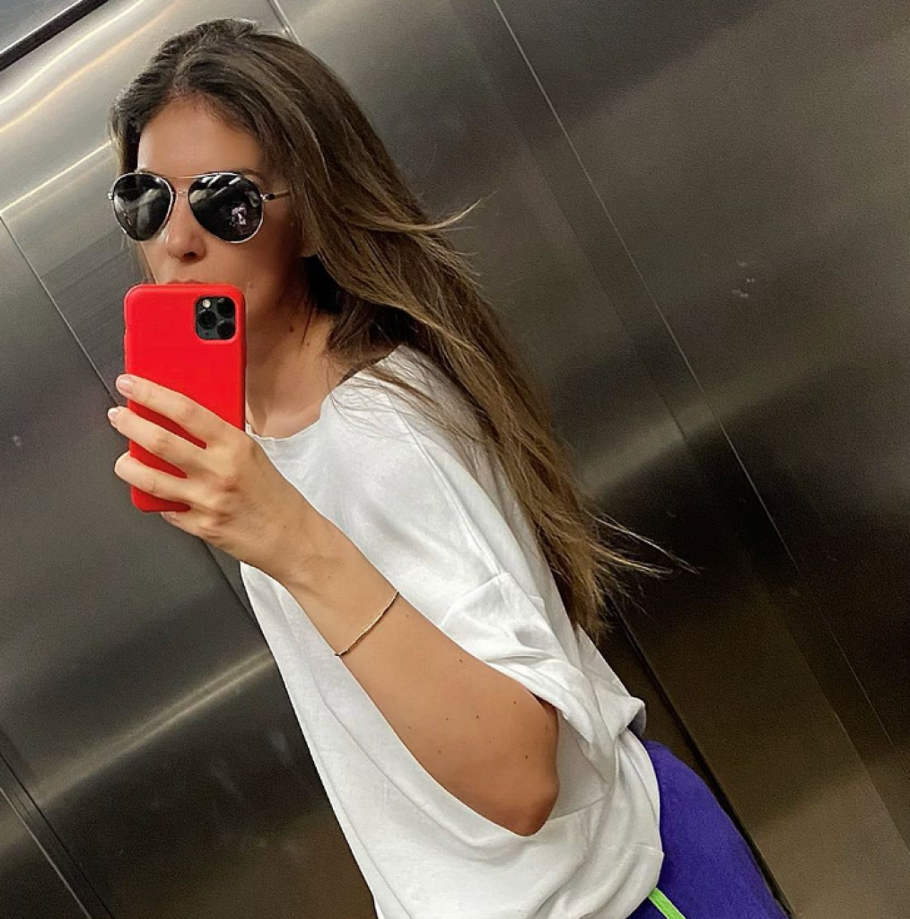 Bela majica kao neprolazan TREND: Naša manekenka dala posebnu notu u svojoj kolekciji!