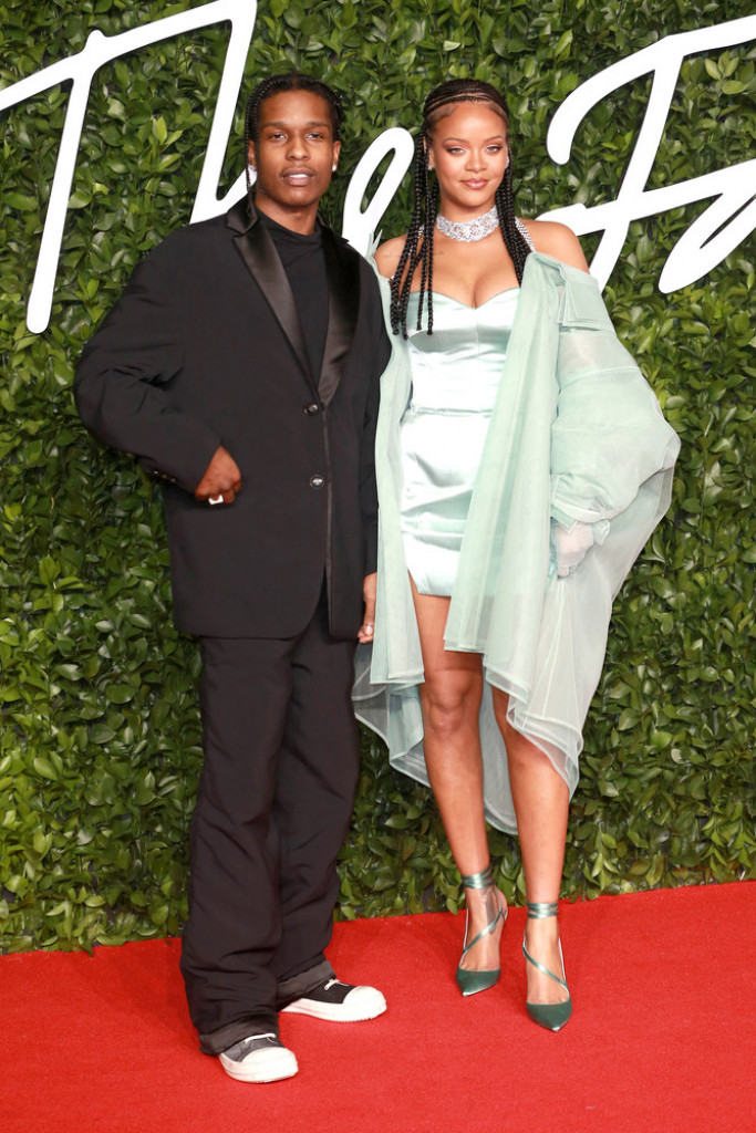 Jedna rečenica je probudila sumnju da se Rijana udala: "Želim da posvetim ovu pesmu svojoj prekrasnoj supruzi u ovoj dvorani"