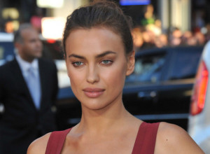 Haljina Irine Šajk začarala sve: Sašivena od svile, sa bretelema koje se ukrštaju na leđima predstavlja vrhunac mode koja rasplamsava maštu