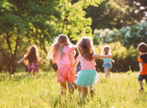 Kod lekara ih ne vodi, ne šalje ih u školu: Majka čija deca ne umeju da čitaju i pišu tvrdi da je ovo najbolje za njih