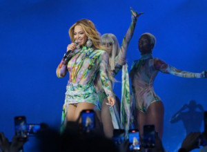 Kako grmi ova žena! Bijonse se u Londonu pojavila u haljini srpske kreatorke, plava sa dugim šlepom i u njoj je doslovno kao boginja!