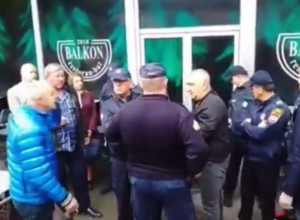 SUDSKI IZVRŠITELJI UZIMAJU "BALKON" Vlasnik preti da će se zapaliti (VIDEO-FOTO)