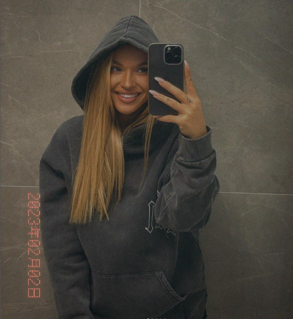 Teodora Džehverović ZAPALILA društvene mreže: U uskoj crnoj HALJINI, bez brushaltera pozirala na Sejšlima