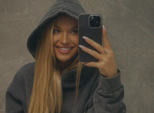 Teodora Džehverović ZAPALILA društvene mreže: U uskoj crnoj HALJINI, bez brushaltera pozirala na Sejšlima