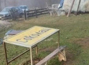 SLIKA IZ BOSNE NASMEJALA REGION: Od saobraćajne table sa nazivom mesta napravio sto, pa ga stavio u dvorište