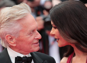 Ketrin Zita Džon nikada nije izgledala ovako IZAZOVNO: Na KANSKOM festivalu se pojavila u vatreno crvenoj haljini, momentalno je sve zasenila