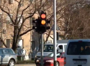 HIT PRIČA IZ ZAGREBA: Konačno menjaju pokvareni semafor iz doba Jugoslavije TREPTAO ŽUTO SKORO 35 GODINA