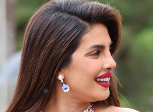 Prija je opet priredila MODNI SPEKTAKL: Najbolje obučena žena sveta je IZGRMELA u raskošnom kompletu boje maline!