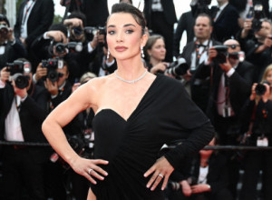 Poznata GLUMICA se pojavila danas na Kanskom festivalu: Crvenim tepihom se prošetala u USKOJ haljini, a jedan detalj su svi primetili